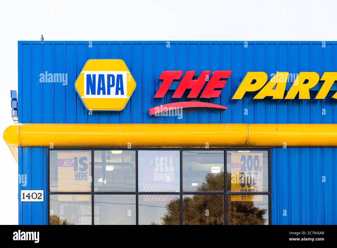 Garden City, USA - 14 ottobre 2019: Costruzione e closeup segno per Napa auto parti blu giallo logo facciata esterna in Kansas piccolo rimorchio Foto Stock