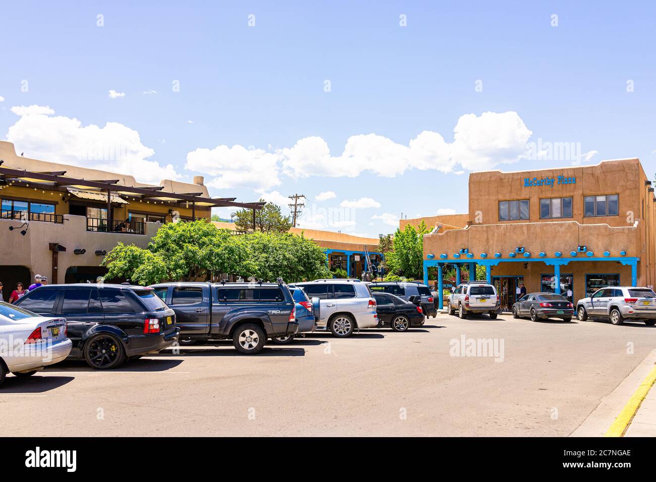 Taos, USA - 20 giugno 2019: Colorata piazza McCarthy plaza del centro nel famoso villaggio della città con l'esterno segno e le automobili parcheggiate in giornata di sole Foto Stock