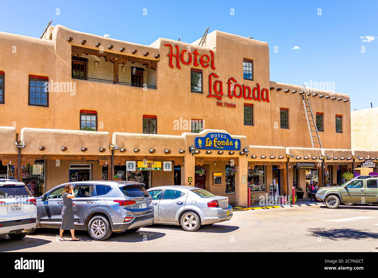 Taos, USA - 20 giugno 2019: Piazza McCarthy del centro nel famoso villaggio della città vecchia con l'esterno del segno per il testo rosso dell'Hotel la fonda Foto Stock