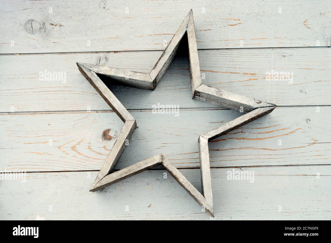 Immagine di un closeup ad alto angolo di una stella di legno in una superficie di legno Foto Stock