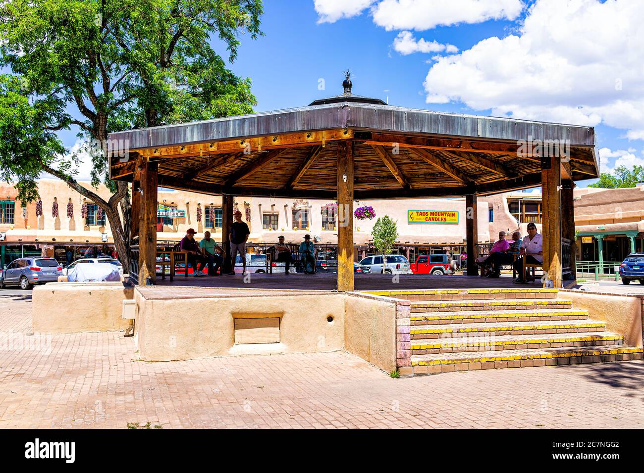 Taos, USA - 20 giugno 2019: Centro McCarthy Plaza parco con persone sotto gazebo nel famoso villaggio città vecchia città Foto Stock