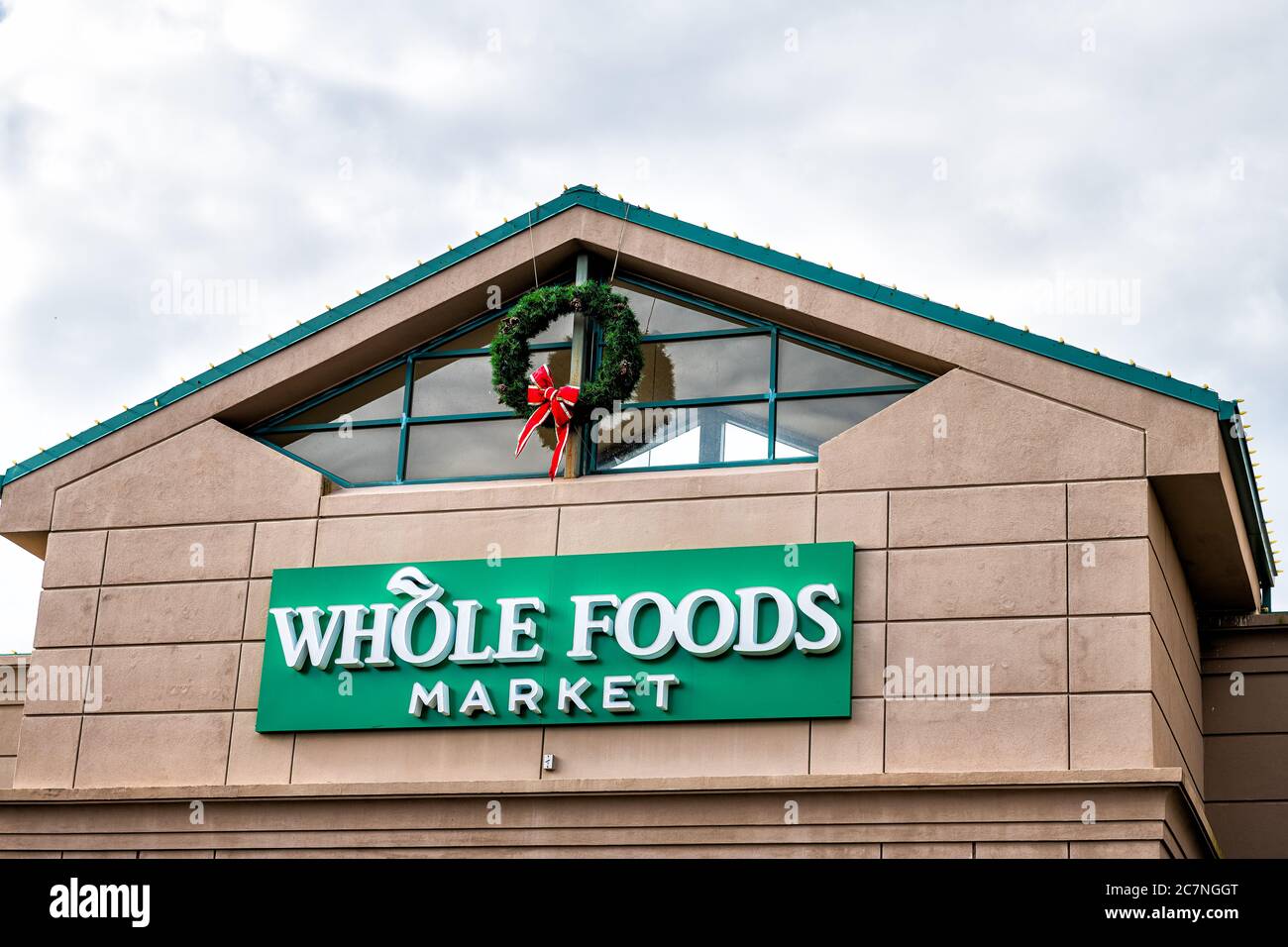Reston, USA - 20 novembre 2018: Whole Foods Market store facciata closeup con natale festa wreath decorazioni invernali in Fairfax County centro città Foto Stock