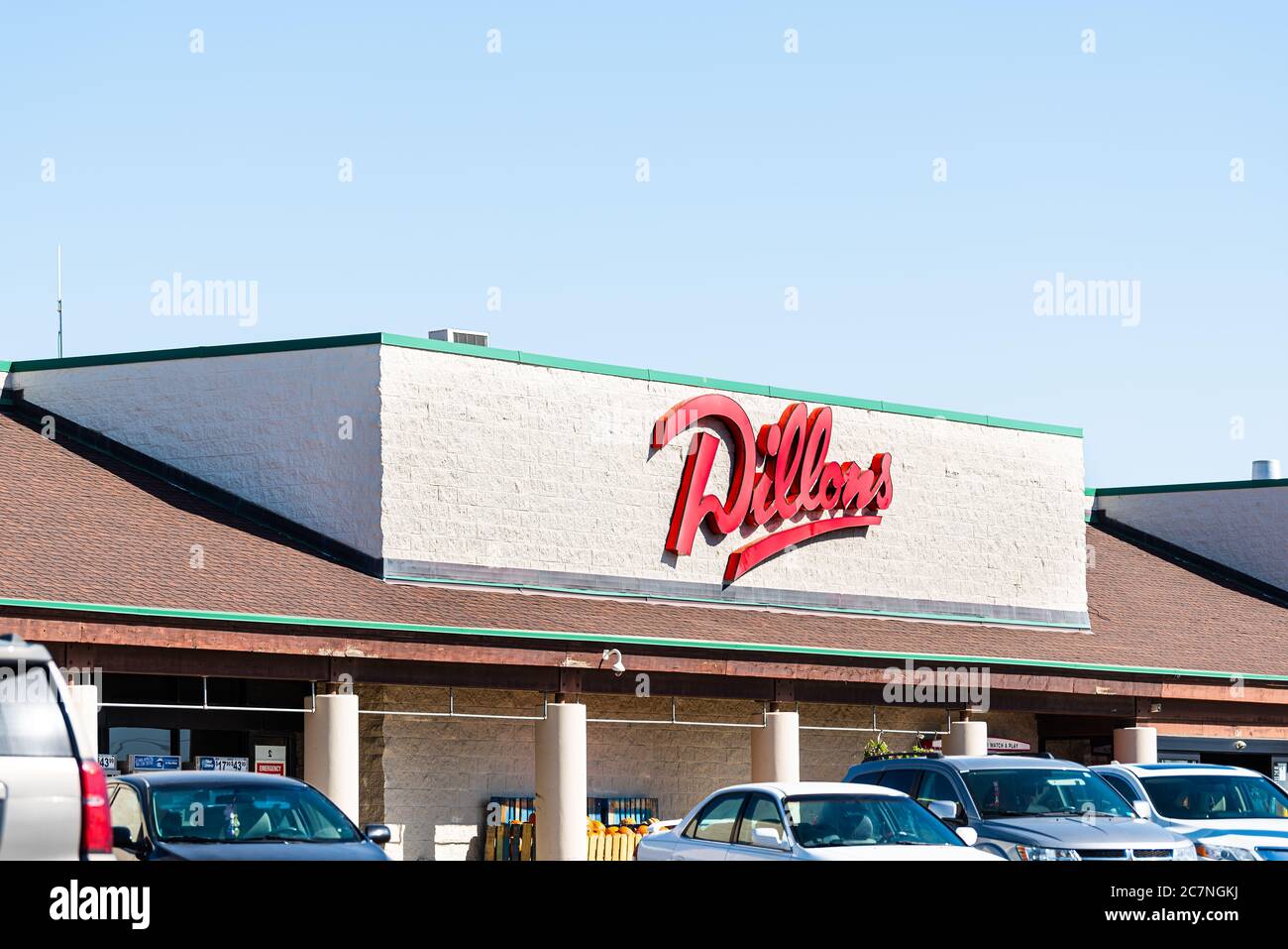 Garden City, USA - 14 ottobre 2019: Costruzione e cartello per la facciata esterna del negozio di alimentari Dillons Kroger in Kansas piccola città Foto Stock