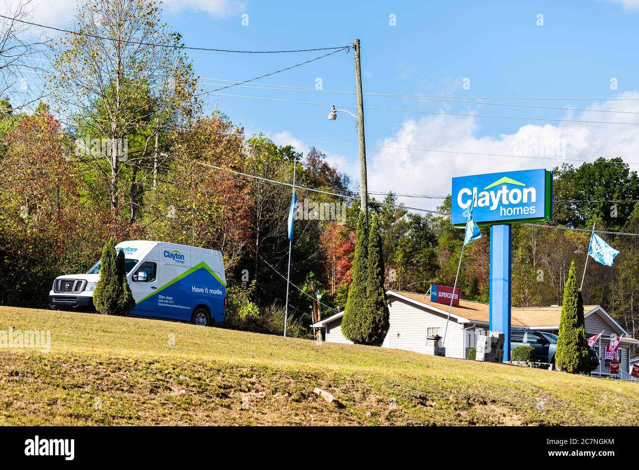 Glen Jean, USA - 17 ottobre 2019: WV West Virginia strada con l'insegna di ingresso per Clayton mobile fabbricata case rivenditore Foto Stock