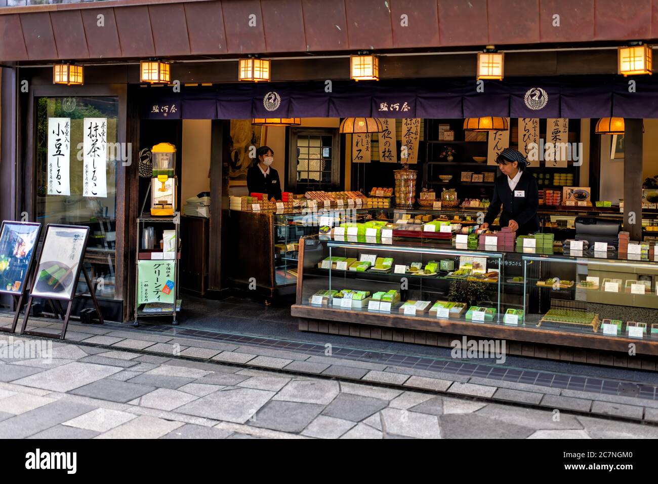 Uji, Giappone - 15 aprile 2019: Cittadina tradizionale con negozio di prodotti da tè verde dolci al forno con esposizione di prelibatezze matcha Foto Stock