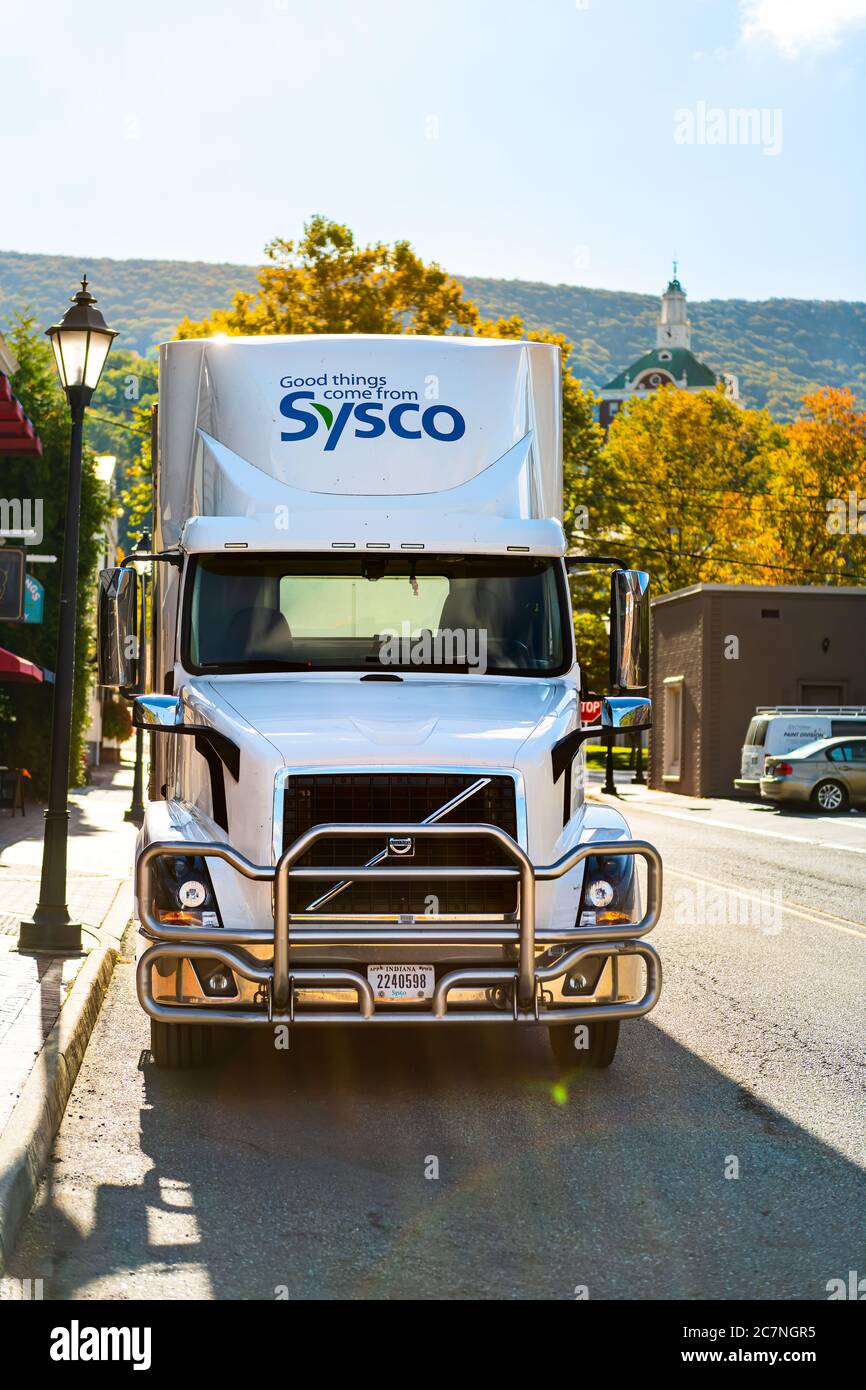Hot Springs, USA - 18 ottobre 2019: Virginia Road e Sysco camion con segno e logo messaggio in località montagne Foto Stock
