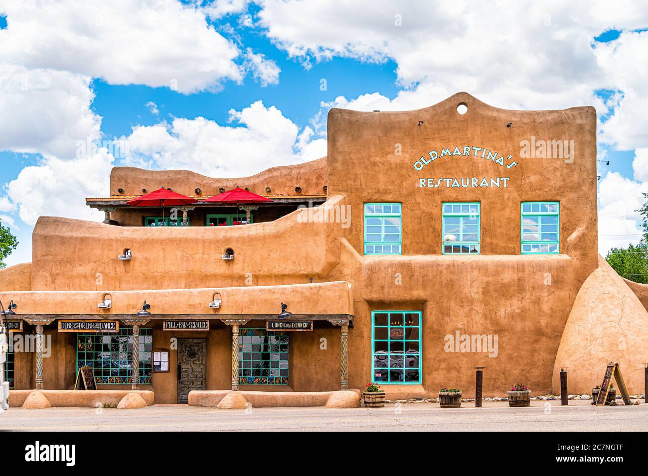 Ranchos de Taos, USA - 19 giugno 2019: Edifici di architettura Adobe vicino a St Francic Plaza nel New Mexico con il ristorante e la strada Old Martina Foto Stock