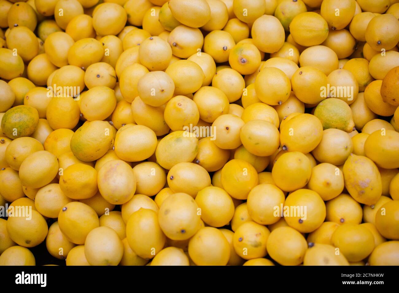 Limoni Agrumi su un mercato come texture di sfondo o Foto Stock