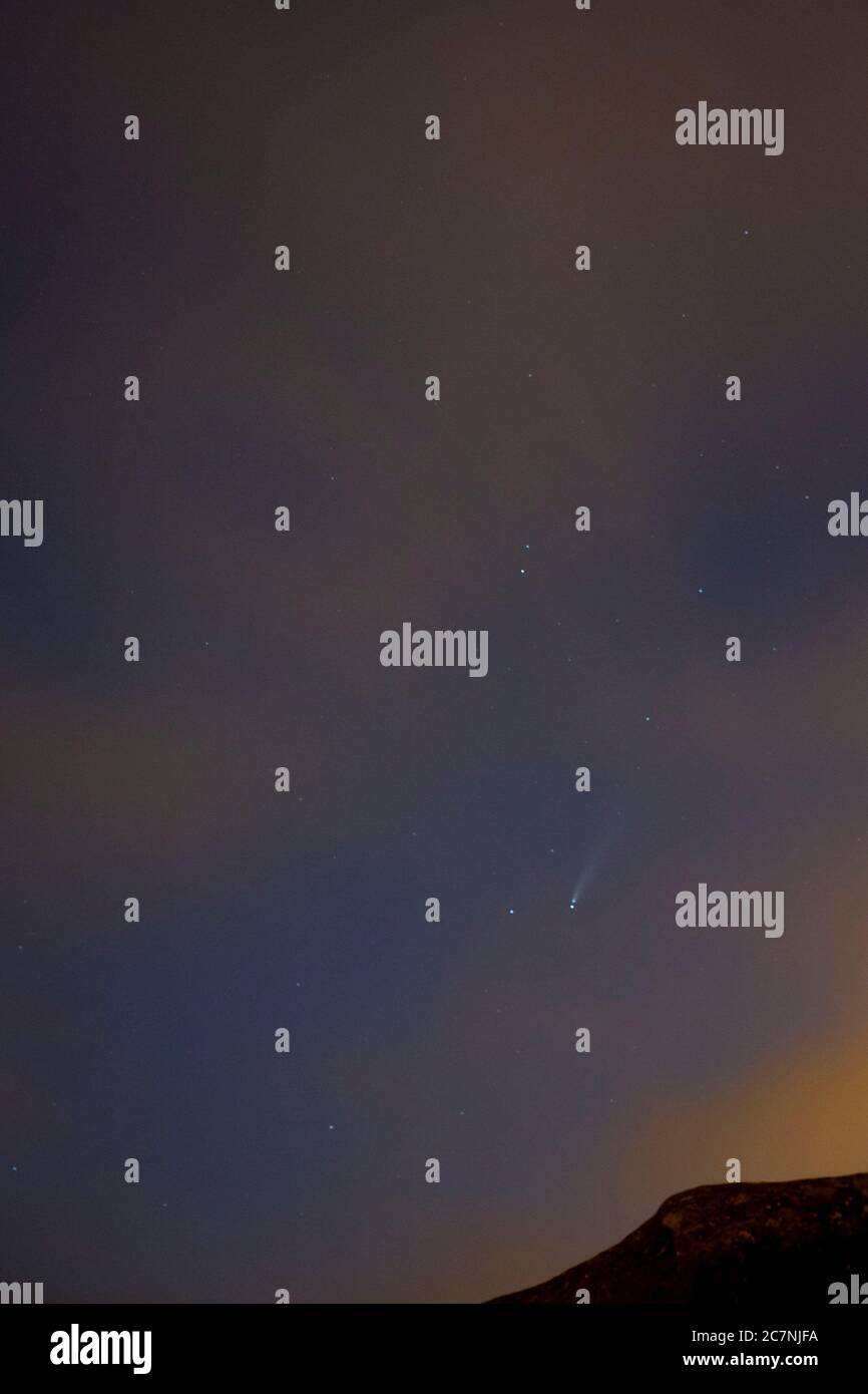 Comet NEOWISE o C/2020 F3 è visto dopo il tramonto con nuvole di fumo a causa dei forti incendi intorno alla città di Porto, Portogallo. Il 18 luglio 2020. La cometa è stata scoperta il 27 marzo 2020 da NEOWISE, il Near Earth Object Wide-Field Infrared Survey Explorer, che è un telescopio spaziale lanciato dalla NASA nel 2009. Foto Stock