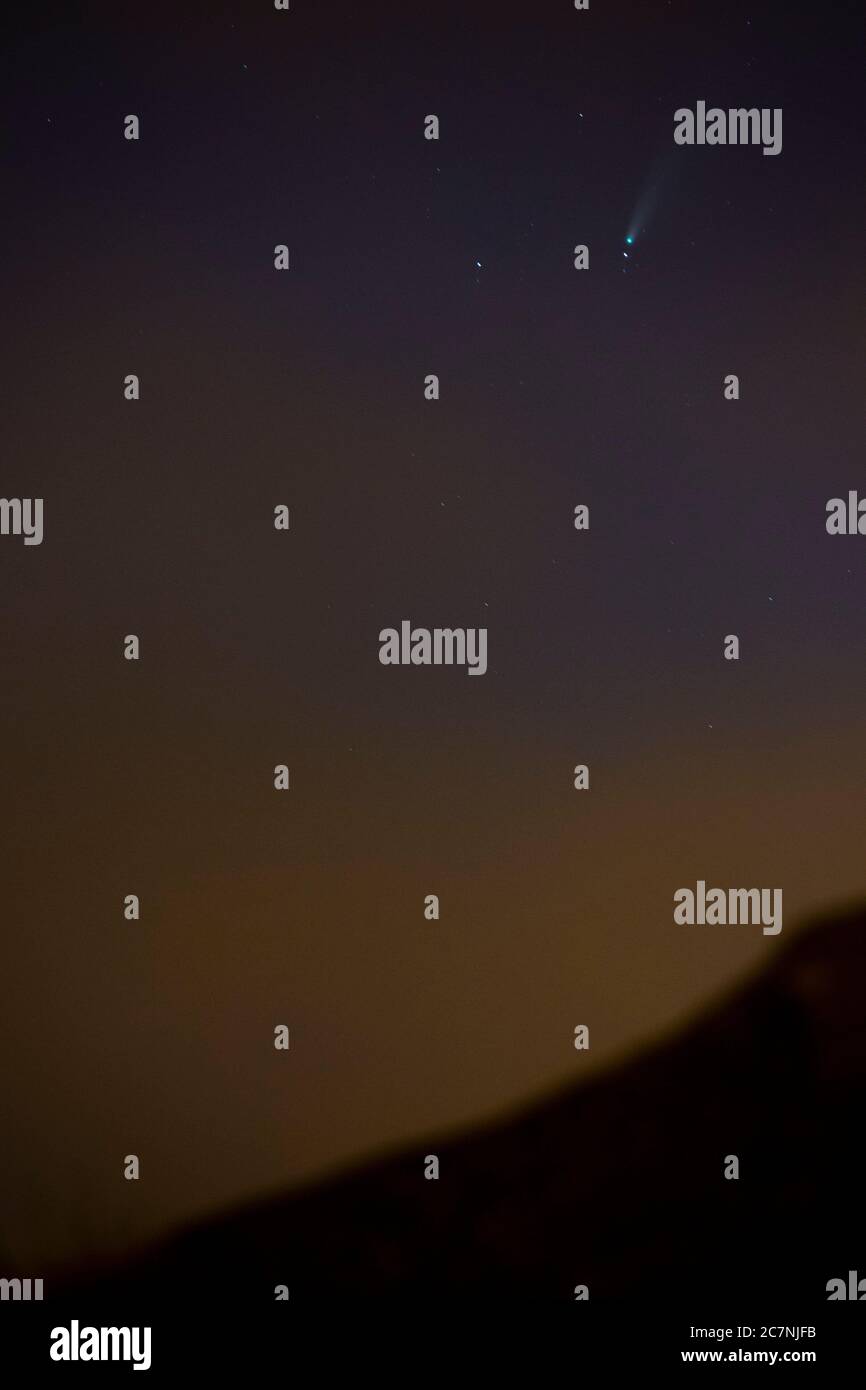 Comet NEOWISE o C/2020 F3 è visto dopo il tramonto con nuvole di fumo a causa dei forti incendi intorno alla città di Porto, Portogallo. Il 18 luglio 2020. La cometa è stata scoperta il 27 marzo 2020 da NEOWISE, il Near Earth Object Wide-Field Infrared Survey Explorer, che è un telescopio spaziale lanciato dalla NASA nel 2009. Foto Stock