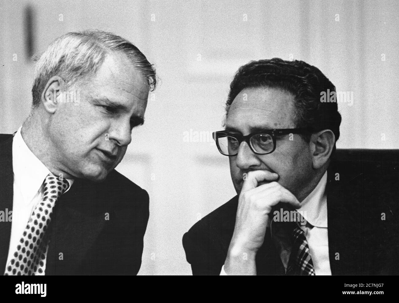 In questa foto rilasciata dalla Casa Bianca, il Segretario della Difesa statunitense Dr. James R. Schlesinger, sinistra, e il Segretario di Stato statunitense e Assistente del Presidente per gli Affari di sicurezza Nazionale Dr. Henry A. Kissinger, destra, sono fotografati insieme a Washington, DC lunedì 14 aprile 1975. Insieme al tenente generale Brent Scowcroft, vice assistente del presidente per gli affari di sicurezza nazionale, e al comitato per le relazioni esterne del Senato degli Stati Uniti hanno incontrato il presidente degli Stati Uniti Gerald R. Ford in sessione esecutiva alla Casa Bianca per discutere la situazione in Vietnam.credito obbligatorio: David Foto Stock