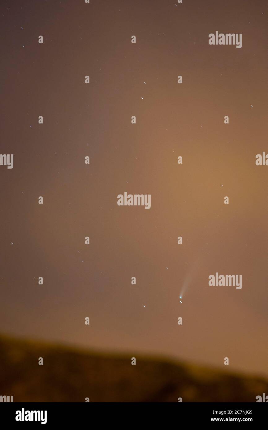 Comet NEOWISE o C/2020 F3 è visto dopo il tramonto con nuvole di fumo a causa dei forti incendi intorno alla città di Porto, Portogallo. Il 18 luglio 2020. La cometa è stata scoperta il 27 marzo 2020 da NEOWISE, il Near Earth Object Wide-Field Infrared Survey Explorer, che è un telescopio spaziale lanciato dalla NASA nel 2009. Foto Stock