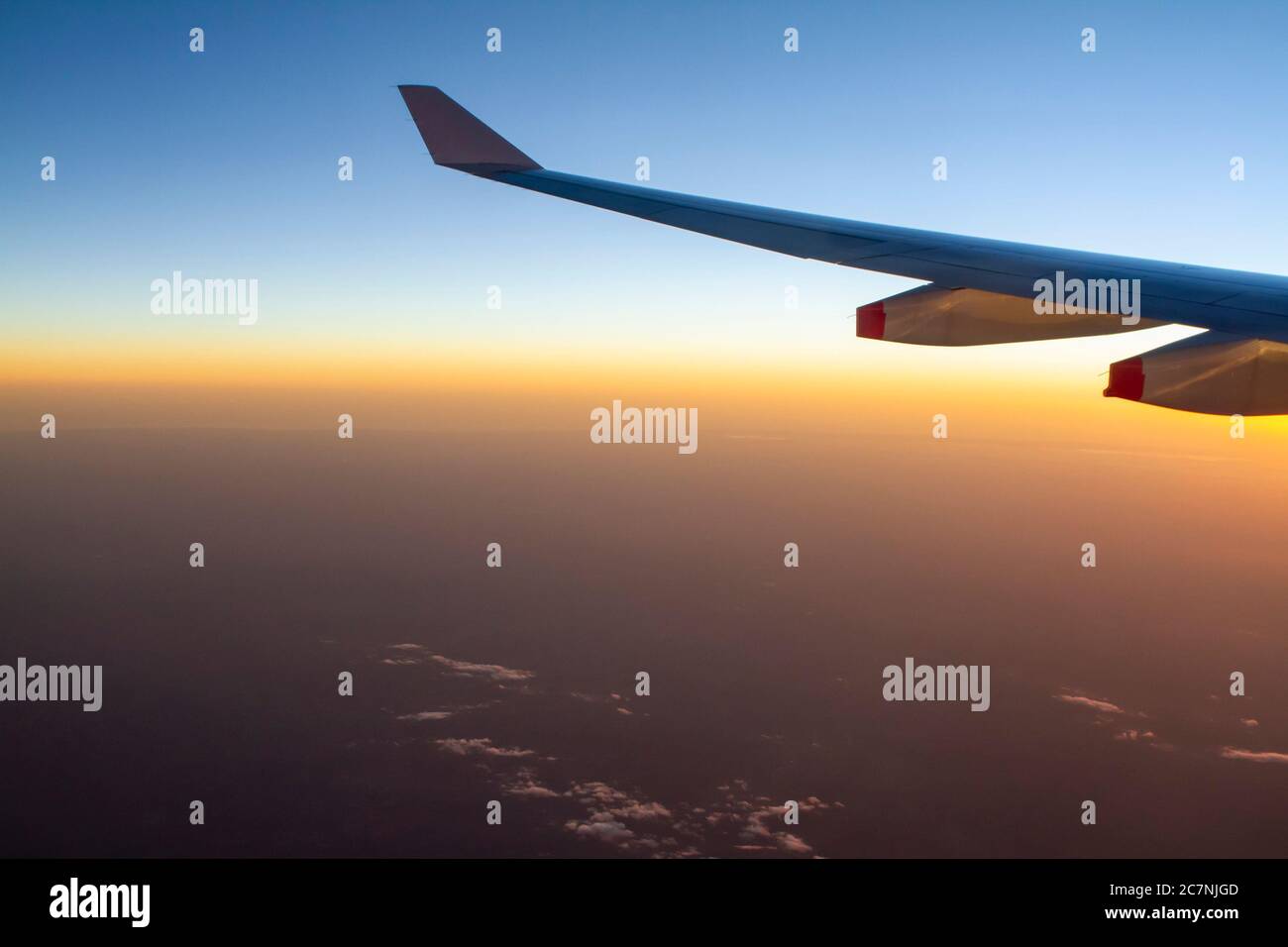 Vista dall'aereo durante il tramonto che mostra l'ala dell'aereo Foto Stock