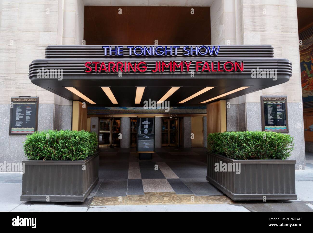 Marquee, cartello al neon sopra l'ingresso agli studi televisivi della NBC per il Tonight Show con Jimmy Fallon a Manhattan Foto Stock