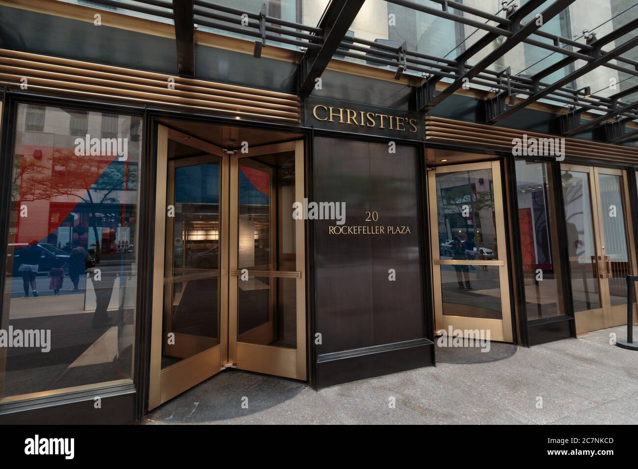 Ingresso alla Christies Auction House nel Rockefeller Center di Manhattan, chiuso per affari regolari durante il coronavirus o la pandemia del covid-19 Foto Stock