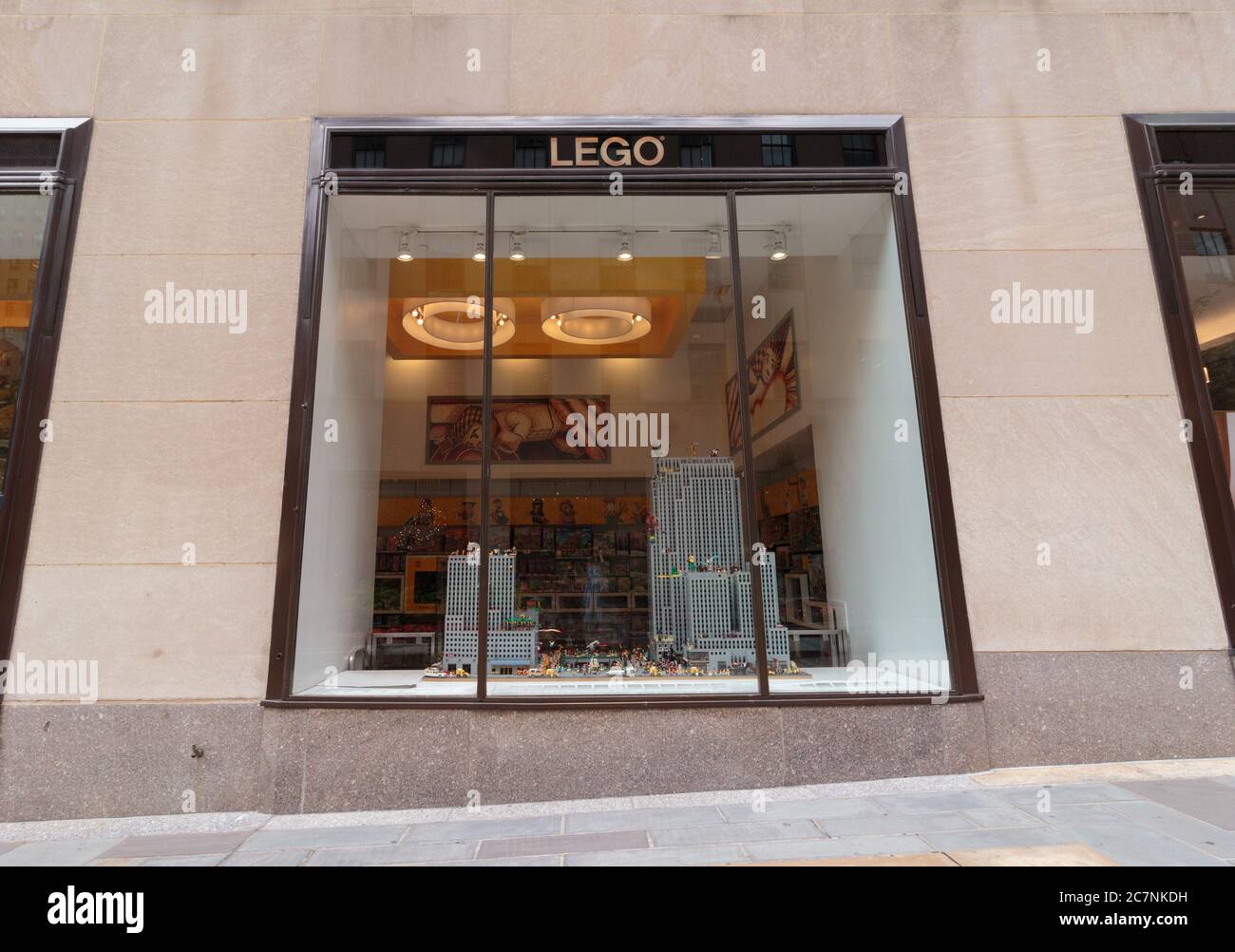 Vetrina del negozio LEGO nel Rockefeller Center di Manhattan Foto Stock