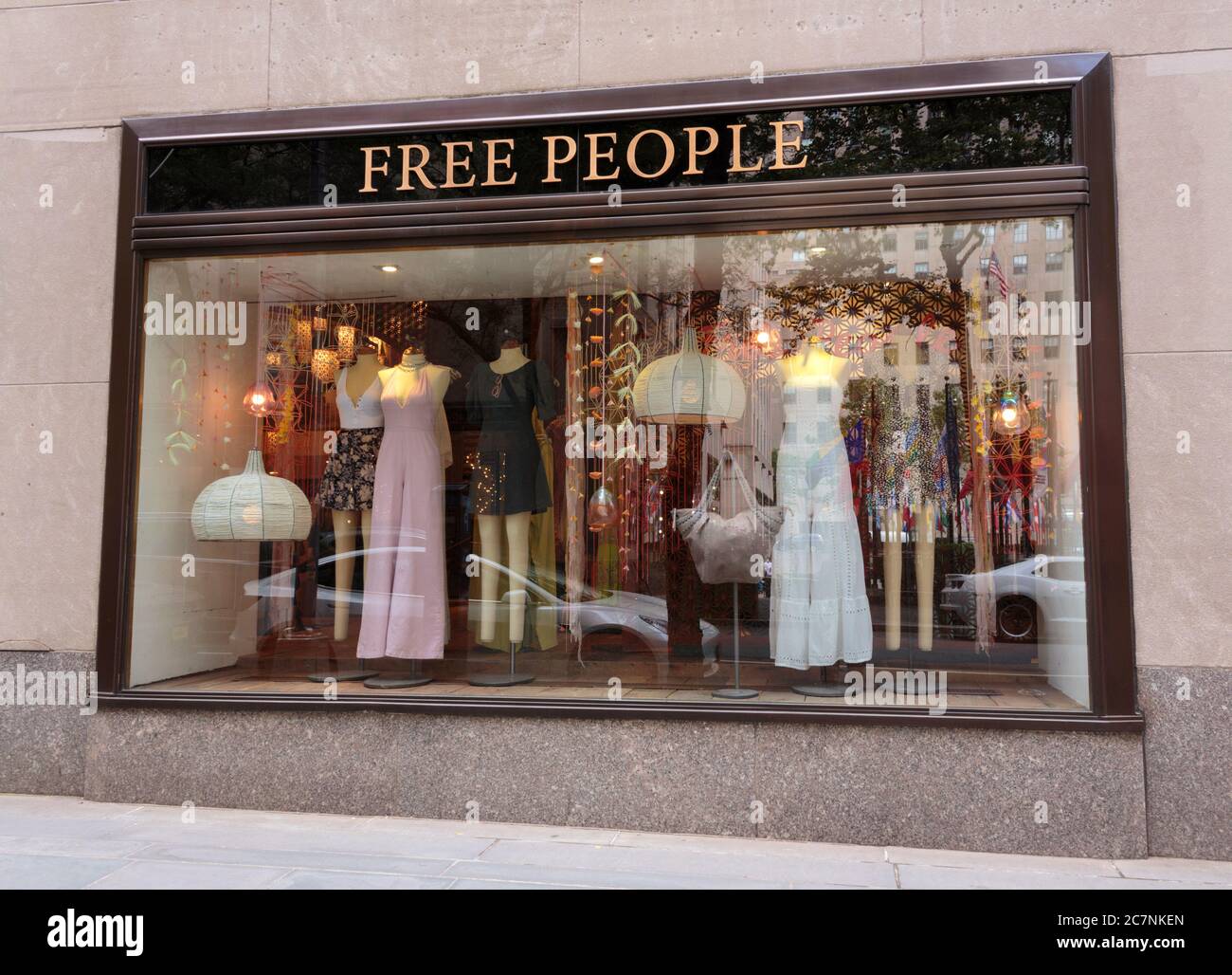 Vetrina presso il negozio Free People, un marchio di abbigliamento in stile  bohémien americano, al Rockefeller Center o al Center di Manhattan Foto  stock - Alamy