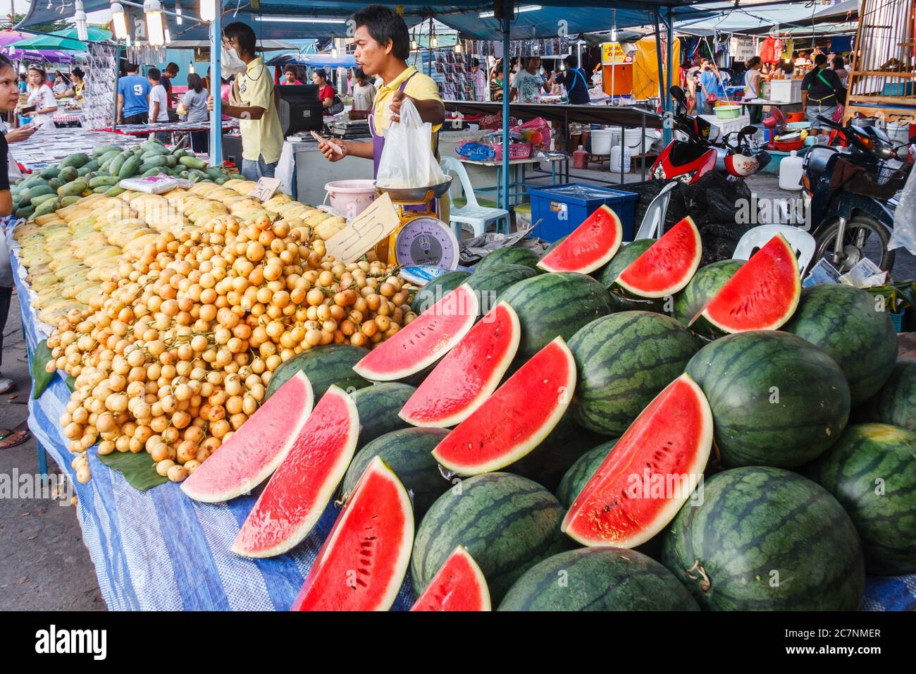 Phuket, Thailandia - 4 aprile 2010: Meloni ad acqua e altri frutti in vendita su uno stand di mercato. Il paese ha un'abbondanza di frutta Foto Stock