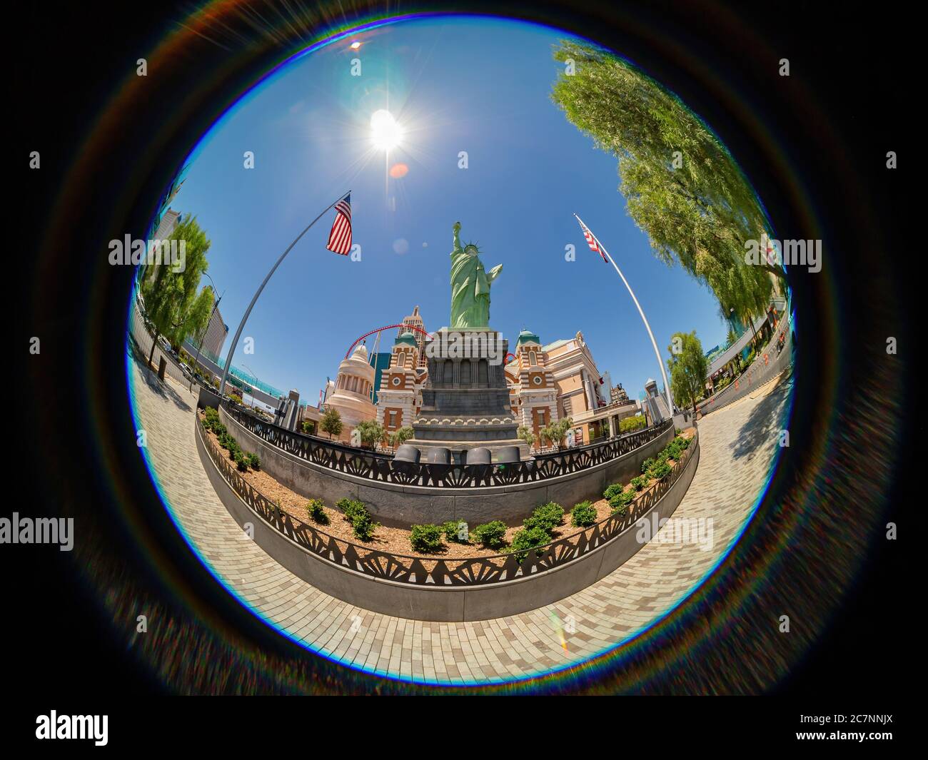 Las Vegas, 17 LUGLIO 2020 - effetto Fisheye della maschera facciale sulla Statua della libertà Foto Stock