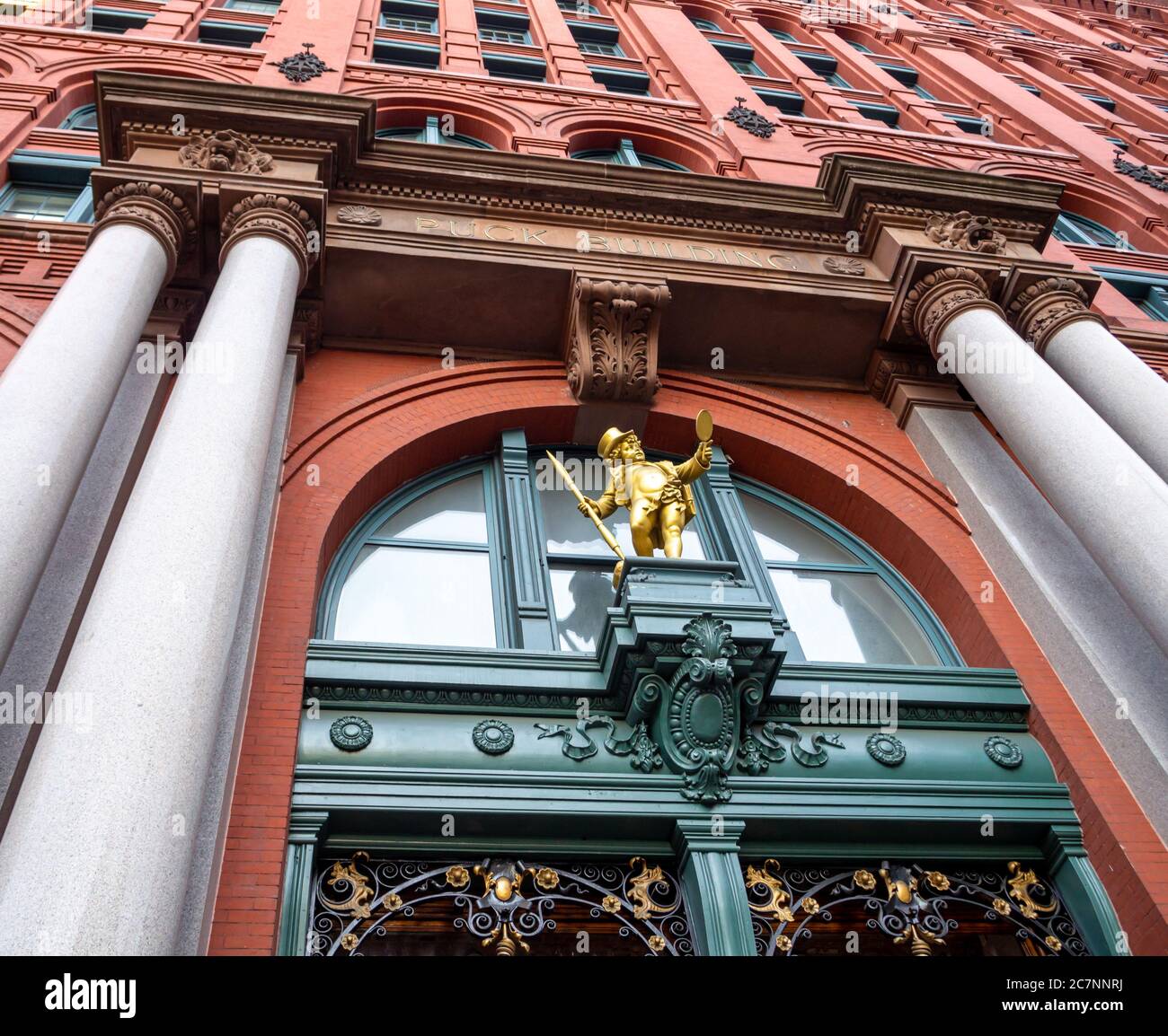 Dettaglio della porta d'ingresso dell'edificio in Houston Street a New York City USA Foto Stock