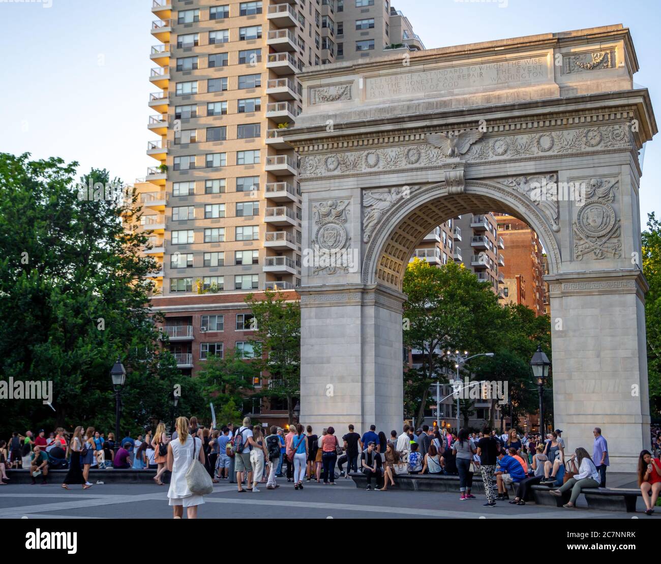 Folla di fronte al Triumph Arch in Washington Square New York Foto Stock Folla di fronte al Triumph Arch in Washington Square New York Foto Stock