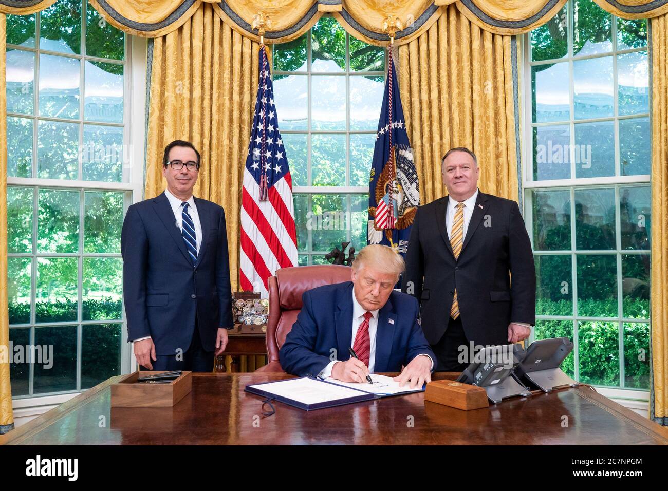 Washington, Stati Uniti d'America. 14 luglio 2020. Il presidente Donald J. Trump, Unito dal segretario al Tesoro Steven Mnuchin e dal segretario di Stato Mike Pompeo, firma l'approvato all'unanimità S.R. 7440, il 'Hong Kong Autonomy Act' Martedì, 14 luglio 2020, nell'Ufficio ovale del popolo della Casa Bianca: Il presidente Donald Trump, Steven Mnuchin, Mike Pompeo Credit: Storms Media Group/Alamy Live News Foto Stock