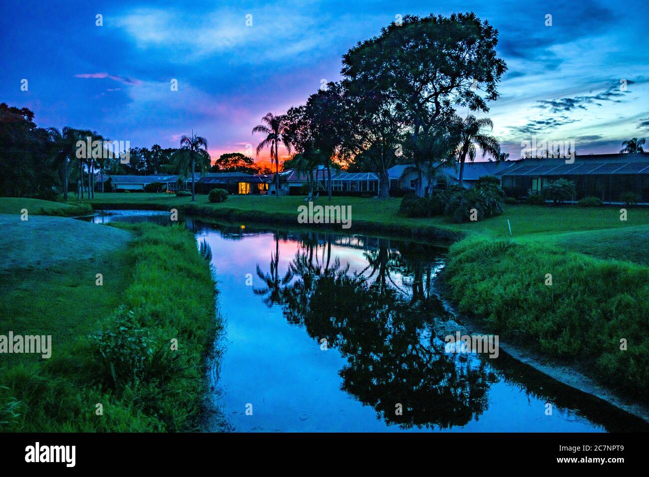 Sarasota, USA, 18 luglio 2020 - Tramonto sulla zona residenziale di Meadows a Sarasota, Florida. Credit: Enrique Shore/Alamy Stock Photo Foto Stock