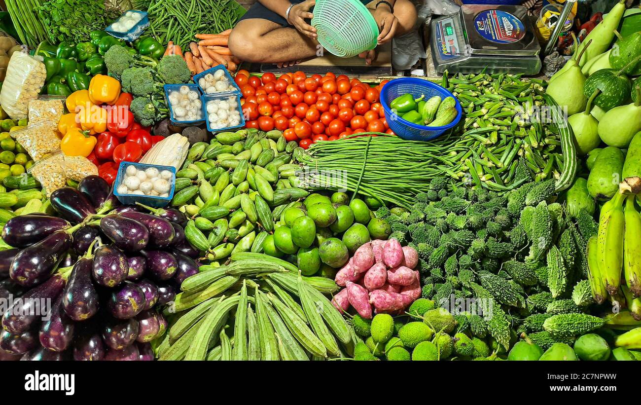 Verdure fresche in esposizione in un negozio di mercato locale a. Kolkata India Foto Stock