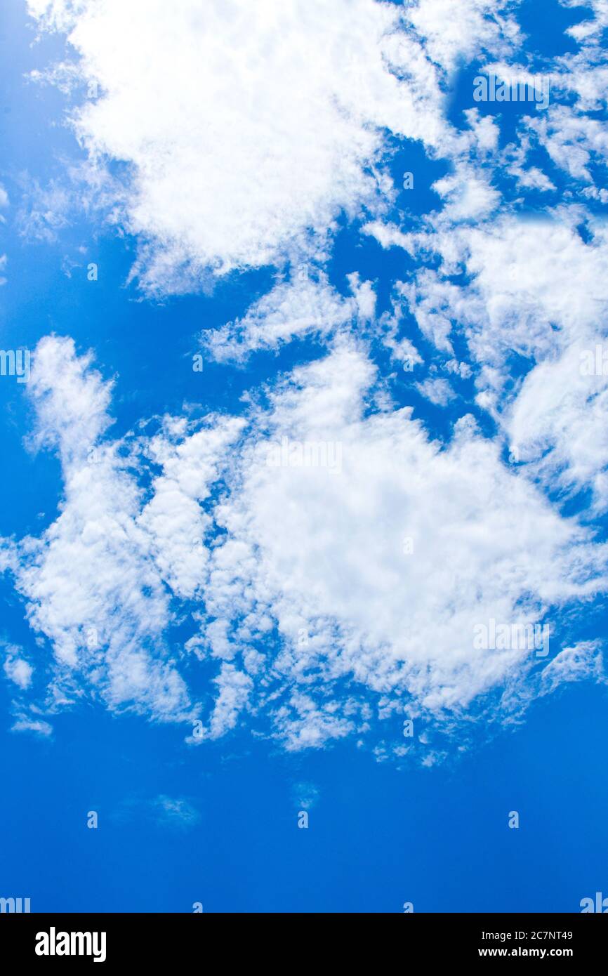 Cielo blu cristallino a causa del basso inquinamento del periodo di blocco Corona. Foto Stock