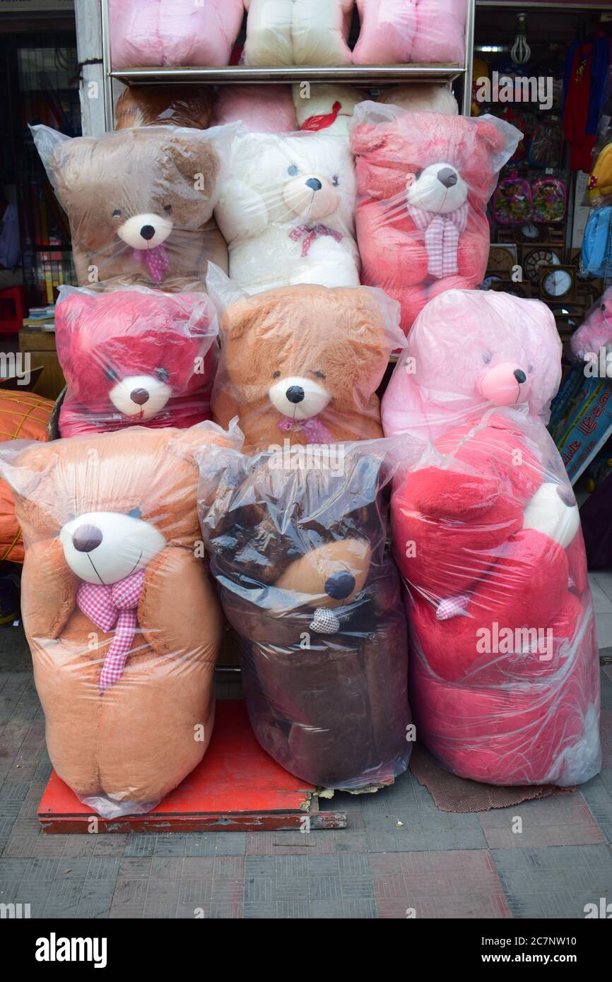 Giocattoli colorati in sacchetti di plastica nel mercato Foto Stock