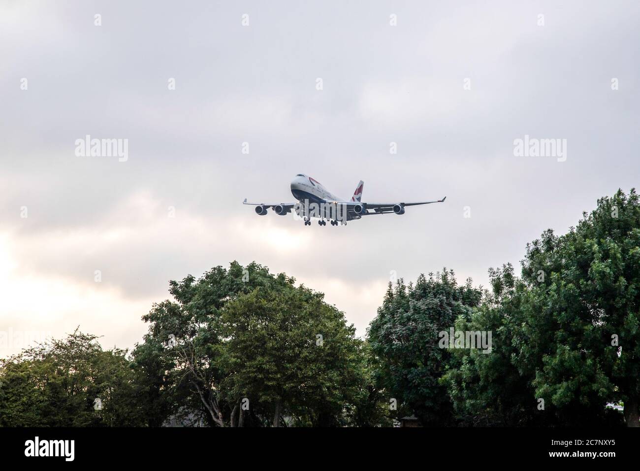 Londra, Regno Unito. 24 Marzo 2020. British Airways Boeing 747 Jumbo Jet Aircraft con registrazione G-BYGD visto su un approccio finale volare e atterrare all'aeroporto internazionale di Londra Heathrow LHR. BA sta ritirando l'intera flotta di aerei Boeing 747 a doppio ponte a corpo largo a causa della messa a terra di traffico ridotto nell'era pandemica di Coronavirus COVID-19. Credit: SOPA Images Limited/Alamy Live News Foto Stock