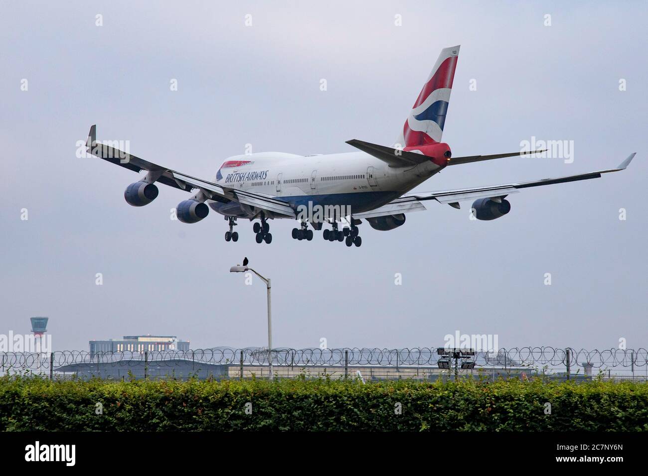 Londra, Regno Unito. 24 Marzo 2020. British Airways Boeing 747 Jumbo Jet Aircraft con registrazione G-BYGD visto su un approccio finale volare e atterrare all'aeroporto internazionale di Londra Heathrow LHR. BA sta ritirando l'intera flotta di aerei Boeing 747 a doppio ponte a corpo largo a causa della messa a terra di traffico ridotto nell'era pandemica di Coronavirus COVID-19. Credit: Nik Oiko/SOPA Images/ZUMA Wire/Alamy Live News Foto Stock