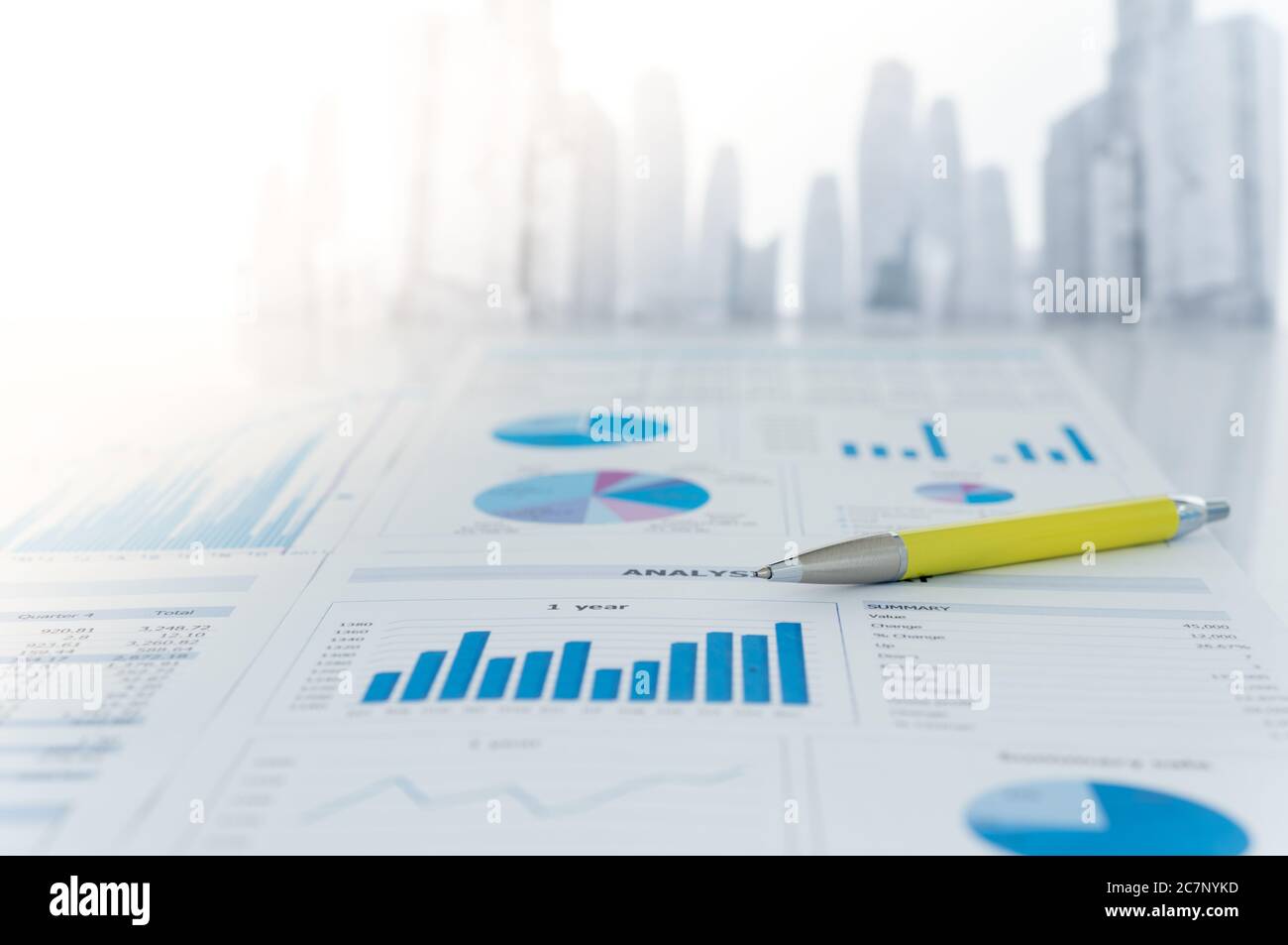 Primo piano sul rapporto finanziario. Concetto di finanziario, analisi dei dati, pianificazione degli investimenti, analisi aziendale. Foto Stock