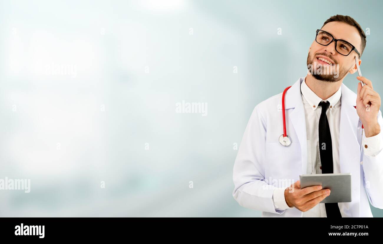 Medico che usa un computer tablet in ospedale. Foto Stock
