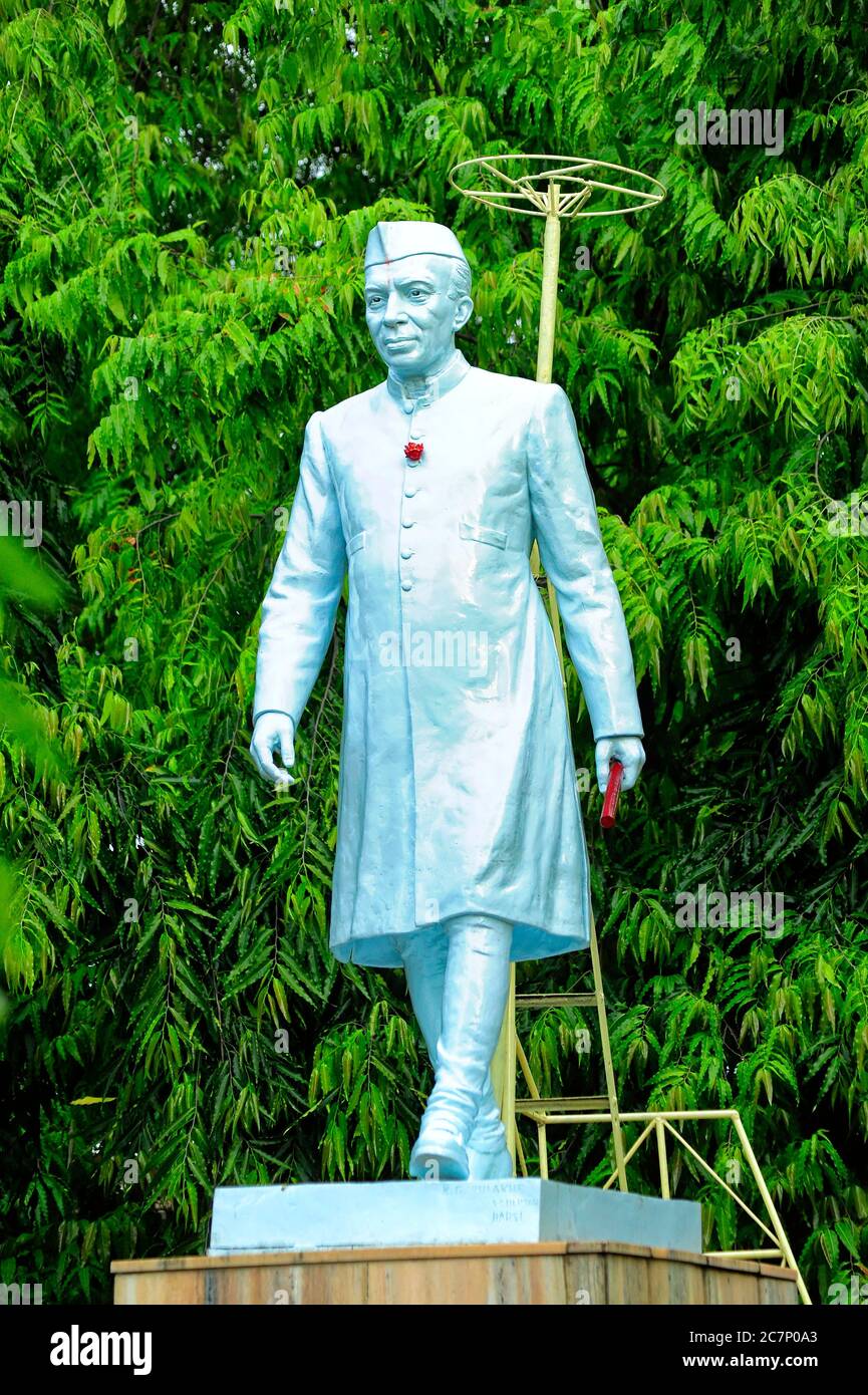 Statua del tardo Jawaharlal Nehru nel distretto di Barshi villaggio Solapur stato Maharashtra India legami Foto Stock