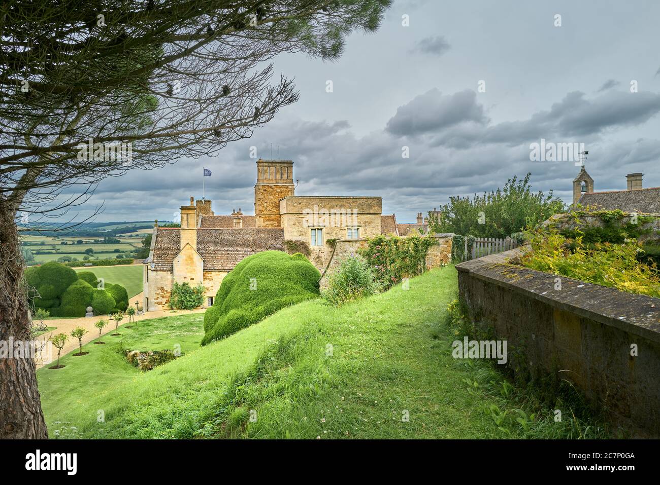 Affacciato sulla valle di Welland e costruito su una scarpata, Rockingham castello, Corby, Inghilterra, un castello reale costruito da Guglielmo il conquistatore nel el Foto Stock