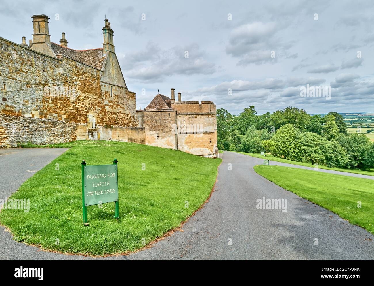 Drum Tower, che domina la valle di Welland, all'ingresso principale del castello di Rockingham, Corby, Inghilterra, un castello reale costruito da Guglielmo il conquistatore i Foto Stock