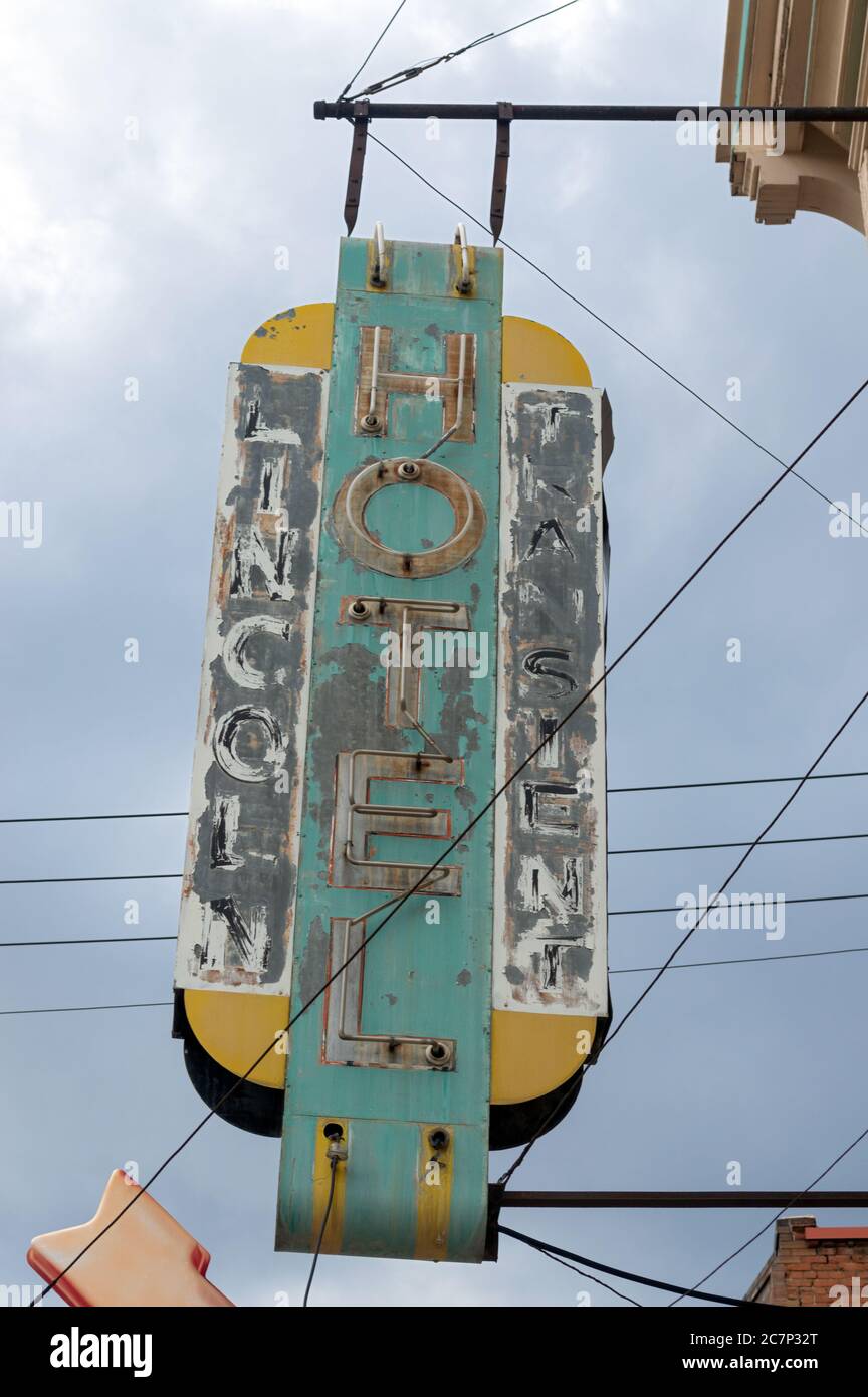 Butte, Montana, USA - 30 luglio 2014: Il segno sbiadito al neon del Lincoln Hotel Foto Stock