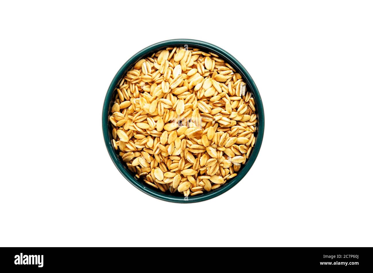 Avena arrotolata o avena di vecchio stile in ciotola di ceramica blu su sfondo bianco. Dieta equilibrata e concetto di alimentazione sana. Primo piano. Vista dall'alto Foto Stock