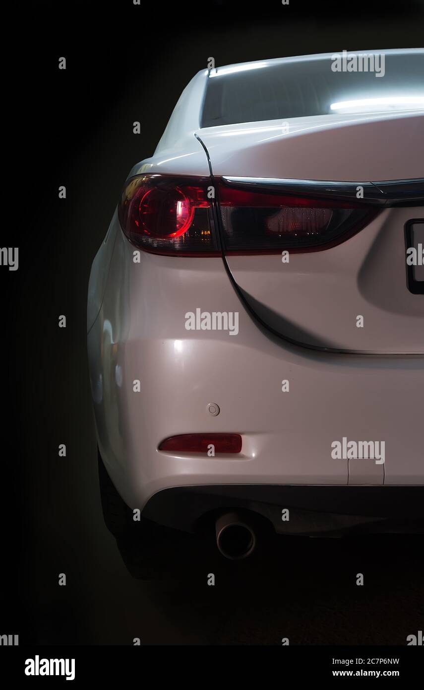 auto in macchie di luce su sfondo nero Foto Stock