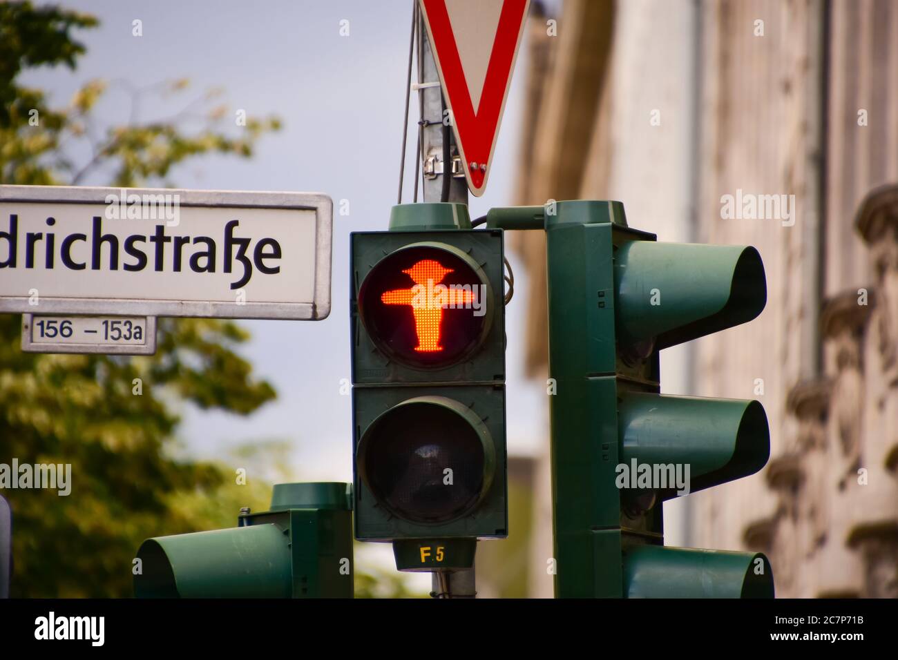 Ampelmännchen, o i piccoli uomini a semaforo, a Berlino, è una delle caratteristiche rimaste della Germania orientale Foto Stock