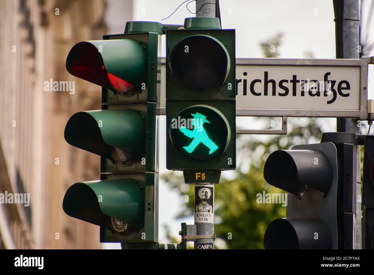 Ampelmännchen, o i piccoli uomini a semaforo, a Berlino, è una delle caratteristiche rimaste della Germania orientale Foto Stock