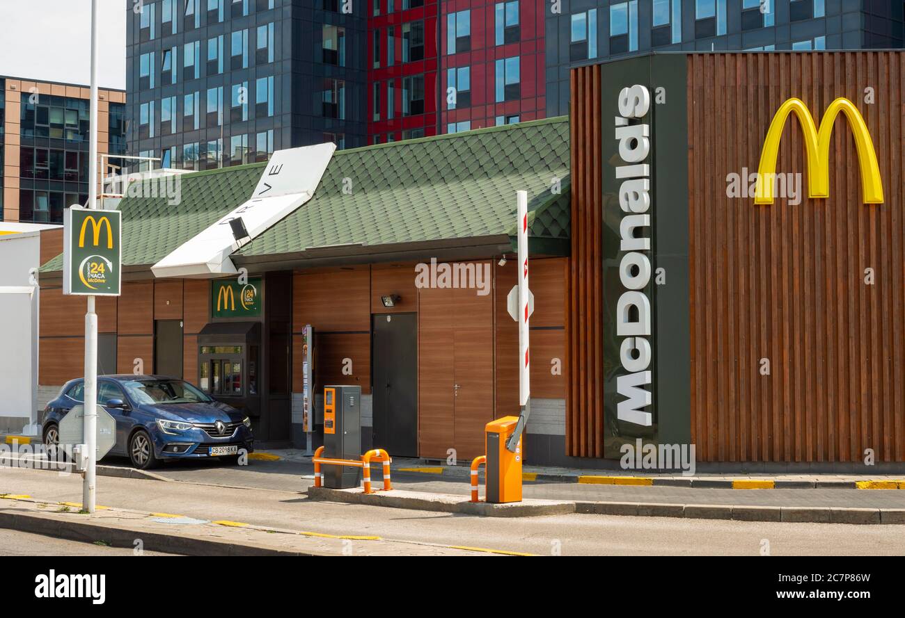 Auto singola presso il fast food McDonald's e servizio drive-in McDrive a Sofia, Bulgaria, Europa orientale, Balcani, UE Foto Stock