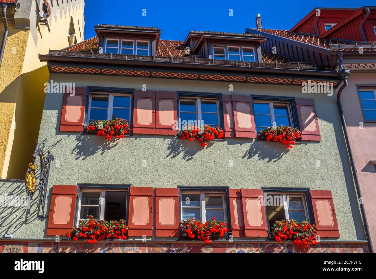 Facciata casa con tapparelle colorate e scatole di fiori, centro storico, Wangen im Allgäu, Baden-Württemberg, Germania, Europa Foto Stock