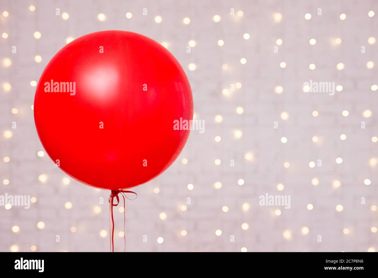 San Valentino sfondo - grande palloncino rosso e spazio copia su muro  bianco di mattoni con luci Foto stock - Alamy