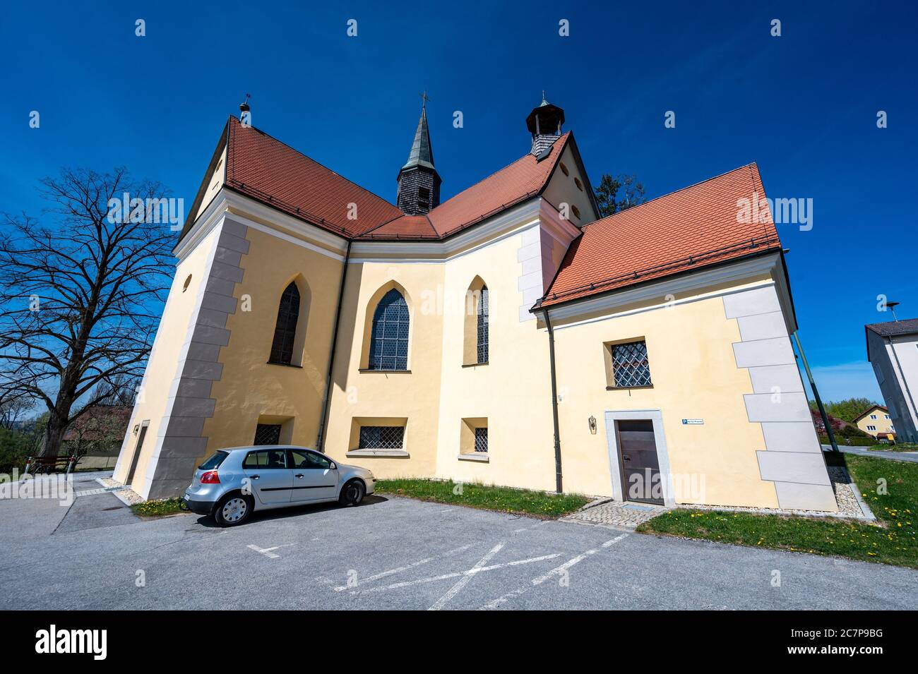 Passau, Germania. 15 Apr 2020. La chiesa parrocchiale di San Korona nel distretto di Patriching. Il nome Corona è onnipresente. Poiché il virus è stato dilagante, il nome è stato un tema ricorrente. La chiesa sta vivendo una corsa di credenti. (A dpa 'dove Corona è la vita quotidiana nella scuola materna e attira i credenti') Credit: Armin Weigel/dpa/Alamy Live News Foto Stock