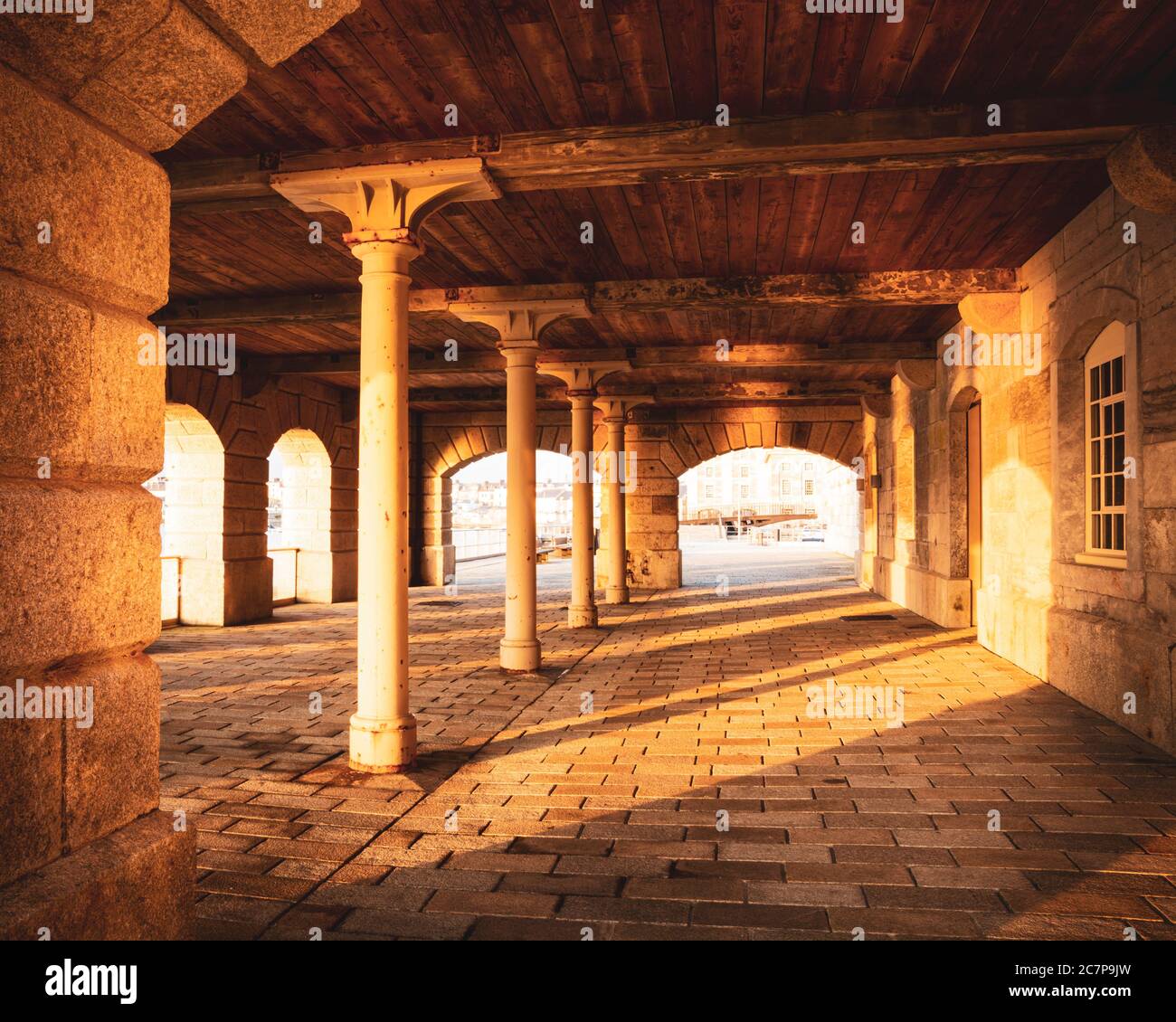 Tramonto sotto gli archi nel Royal William Victualing Yard A Devonport Foto Stock