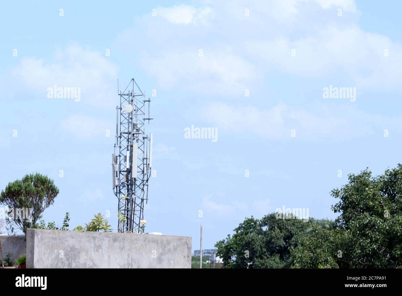 Antenna della torre di telecomunicazione, 4G, antenna della rete cellulare 5G su sfondo urbano a Indore, India-luglio 2020 Foto Stock