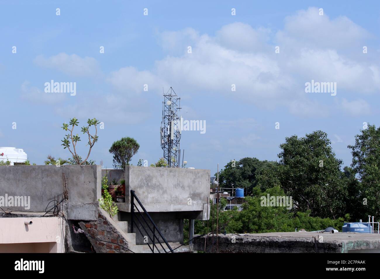 Antenna della torre di telecomunicazione, 4G, antenna della rete cellulare 5G su sfondo urbano a Indore, India-luglio 2020 Foto Stock