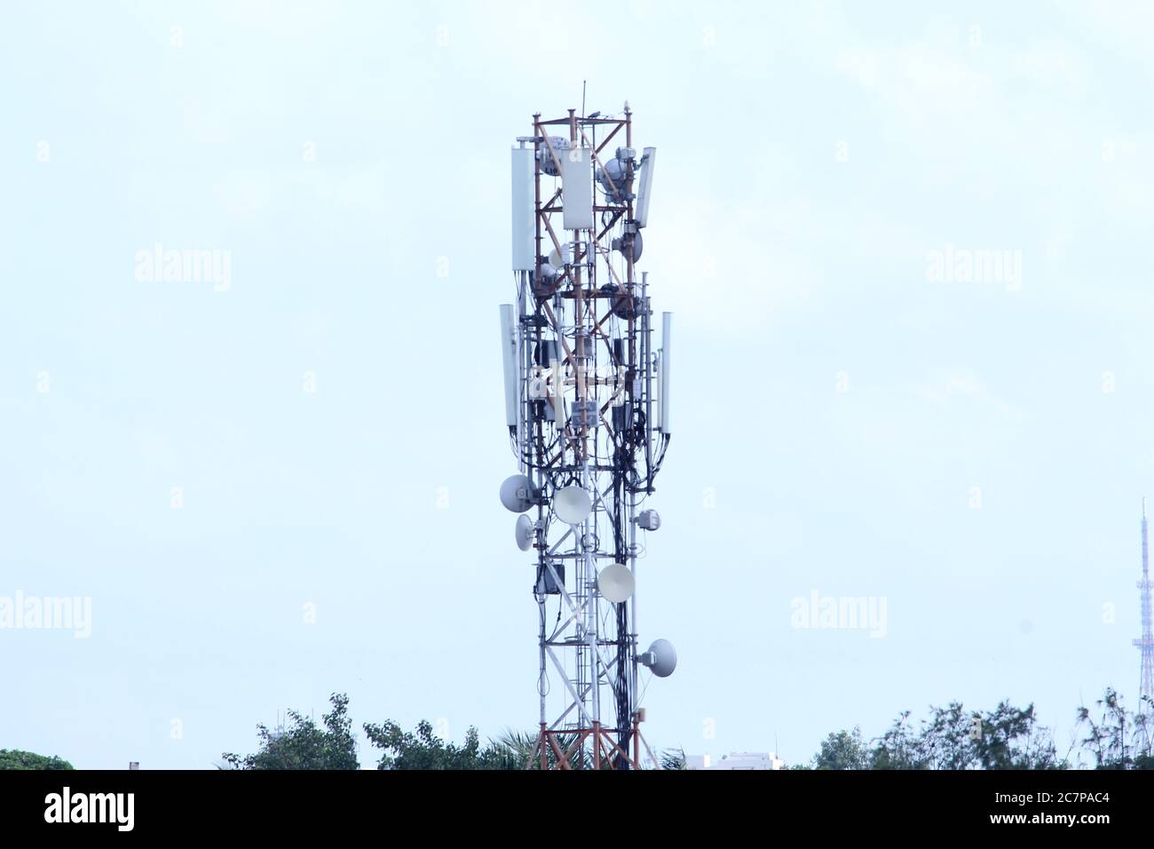 Antenna della torre di telecomunicazione, 4G, antenna della rete cellulare 5G su sfondo urbano a Indore, India-luglio 2020 Foto Stock